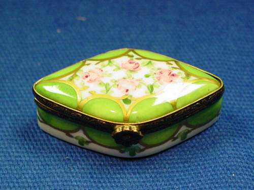 FLOWERY GREEN POINTED BOX
